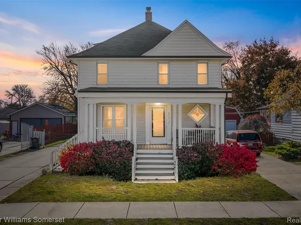 22816 Ridgeway St, Saint Clair Shores, MI 48080