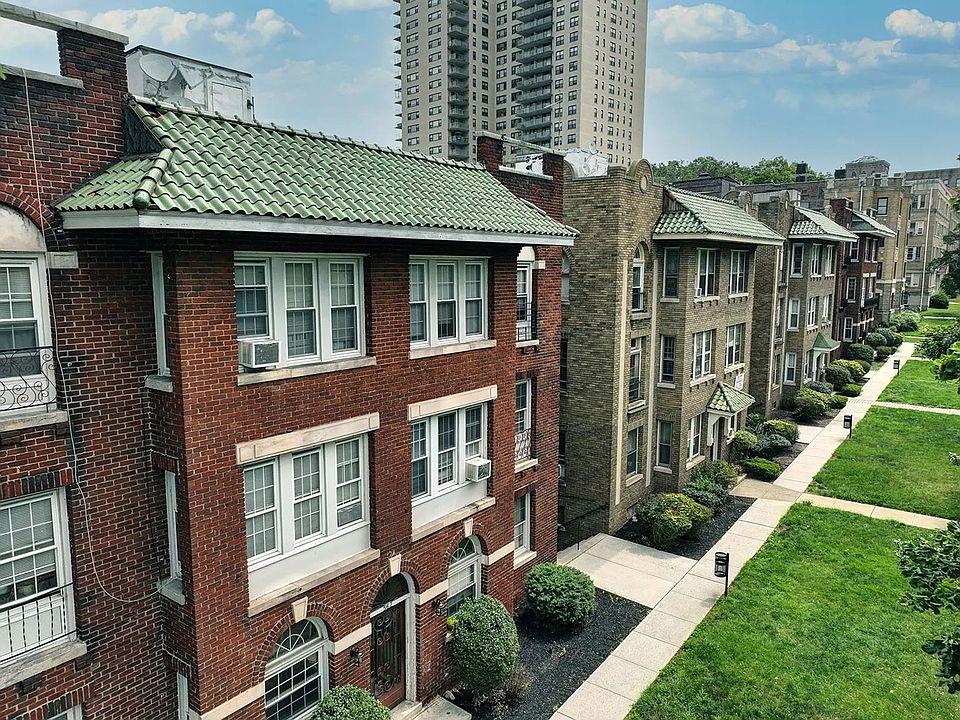 1st image of 556 Park Ave #B