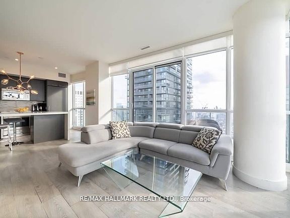 3rd image of 30 Roehampton Ave #Penthouse 01