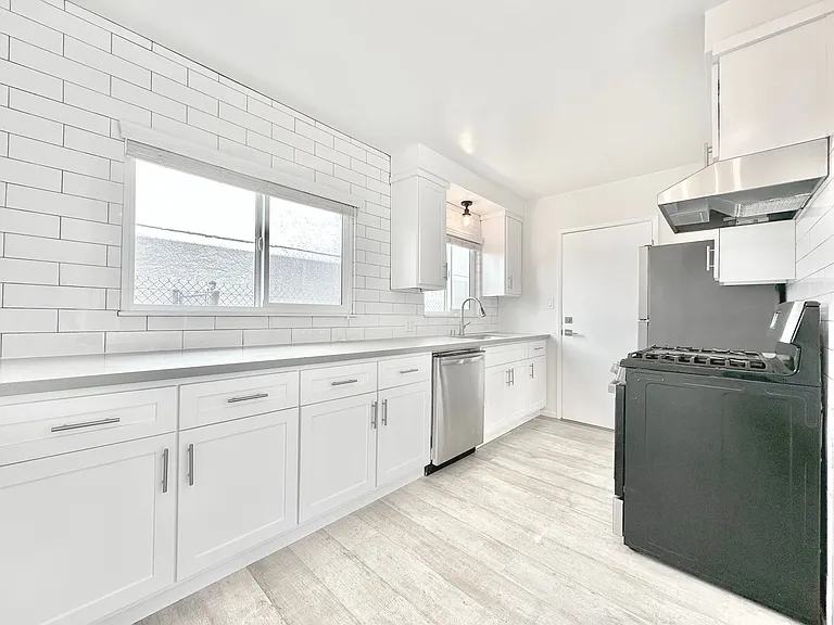 1676 Manning Ave — Photo 2