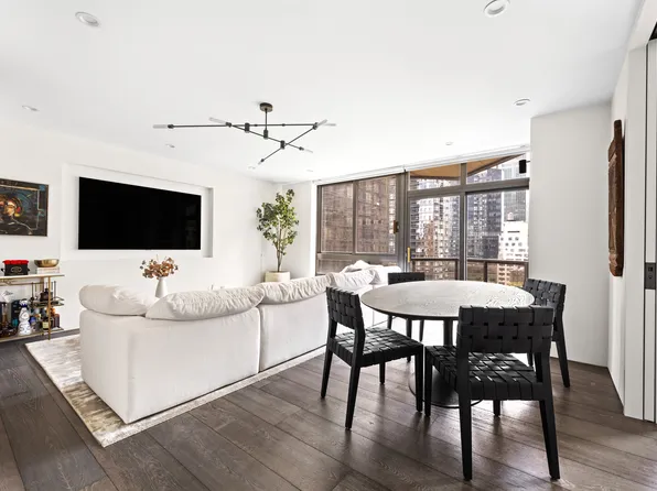 100 United Nations Plaza image 1 of 10