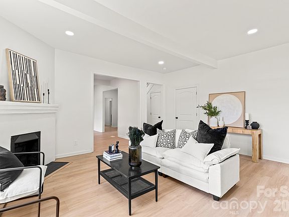 3rd image of 815 E 2nd Ave