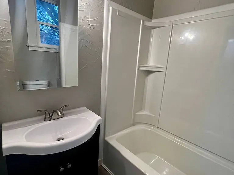 401 NW Bailey Ave #102 — Photo 16