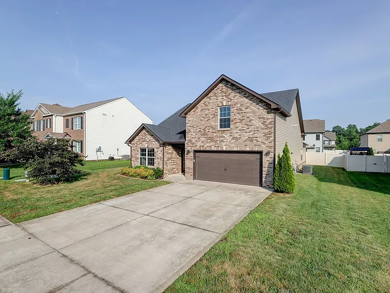 1008 Meadowview Ln — Photo 1