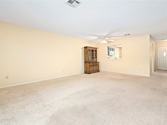 4th image of 19 Eleanor Ln