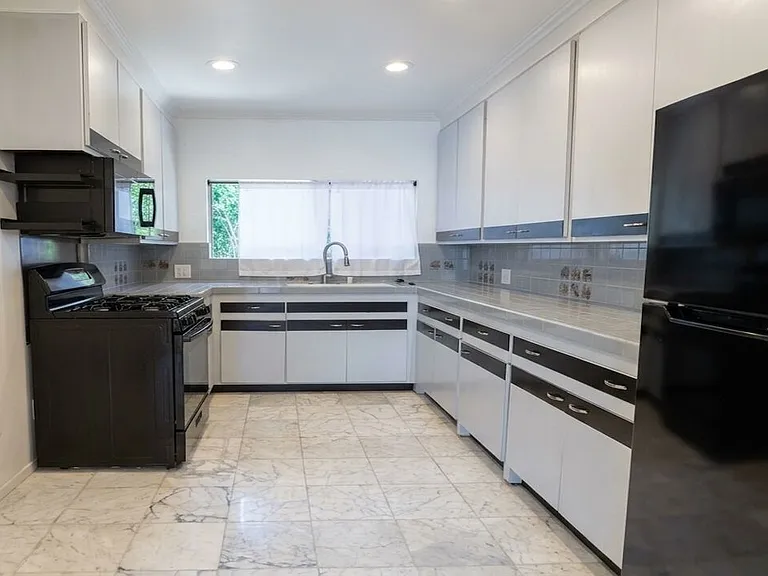 1538 N Mariposa Ave — Photo 5