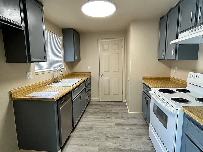 1424 Sylvan Ave — Photo 9