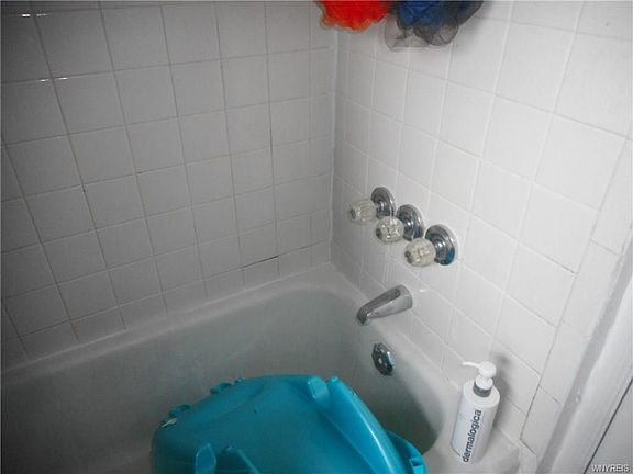 5th image of 902 Highland Ave