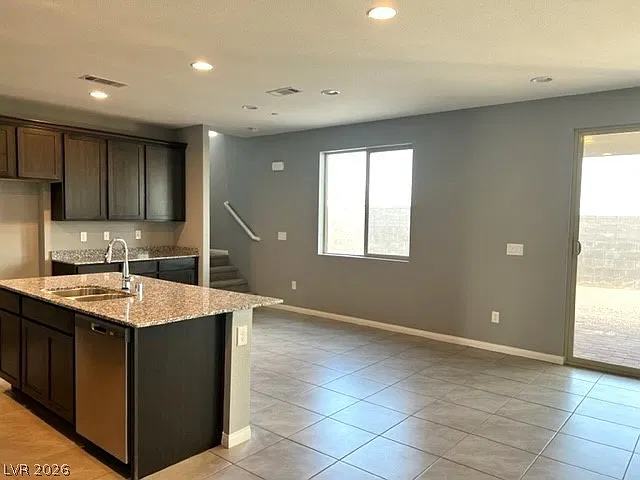 3 bed, 3.0 bath, 1924 sqft, $2,050 — Photo 2