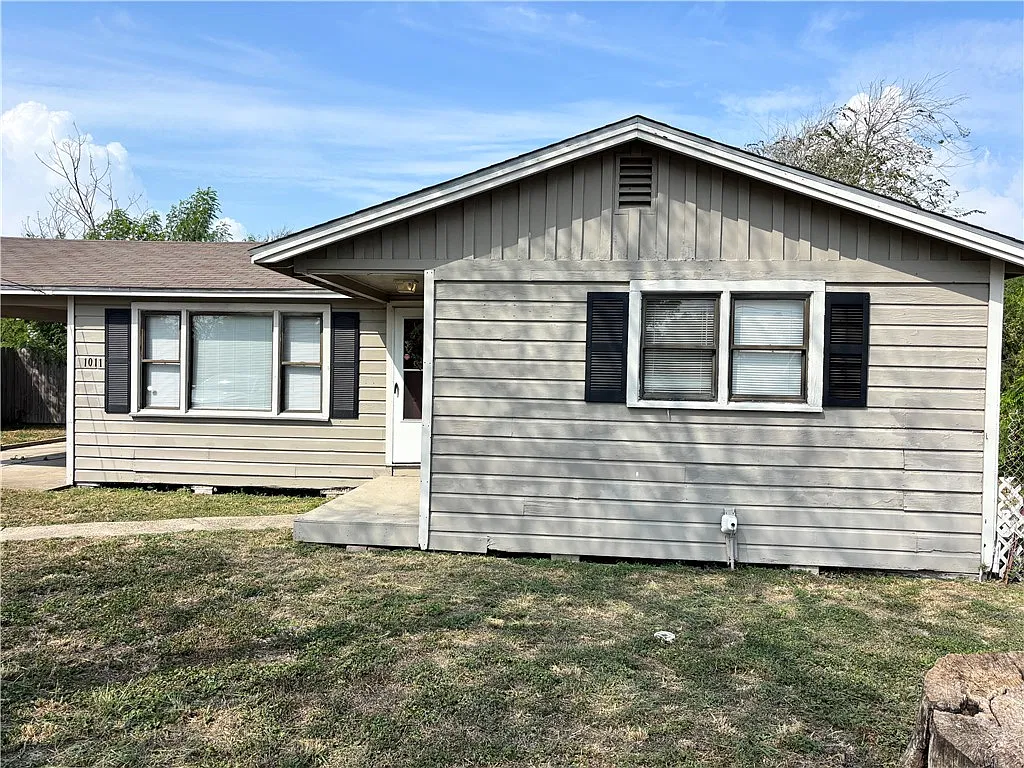 3 bed, 1.0 bath, 870 sqft, $1,495 — Photo 2