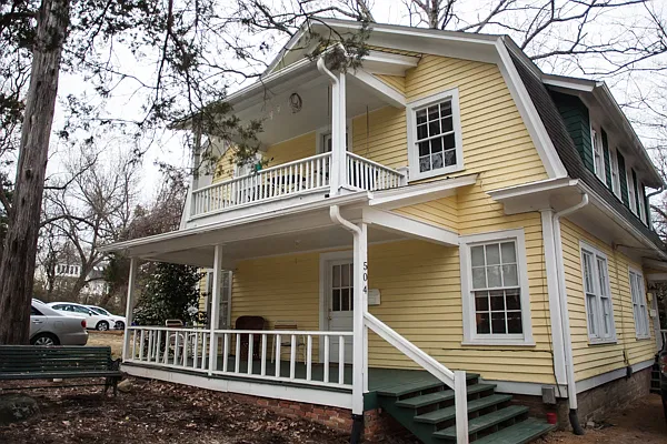 Adorable 3-bedroom Cottage Apartment on North St. — Photo 4