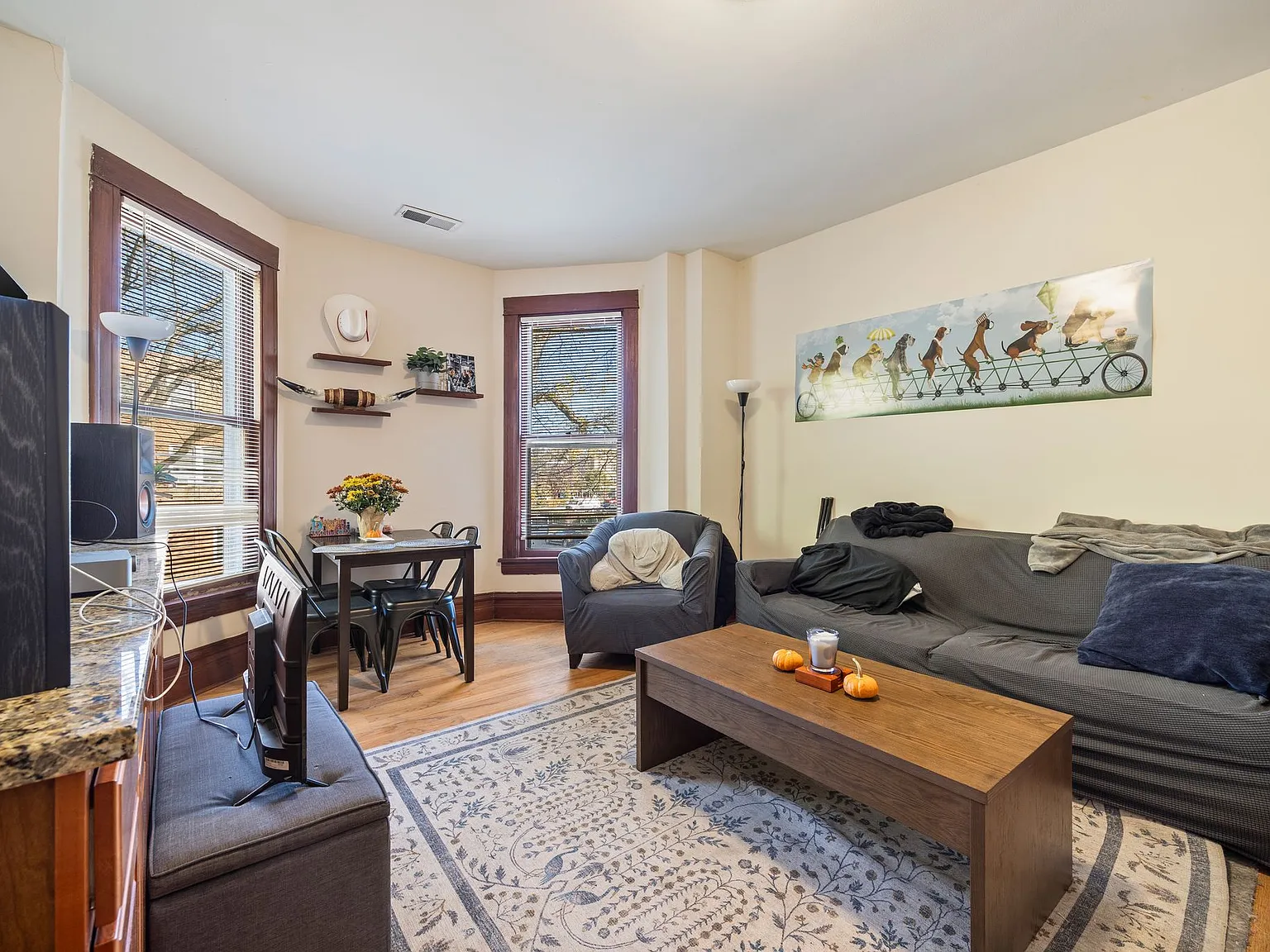 4 bed, 2500 sqft, $5,200 — Photo 2