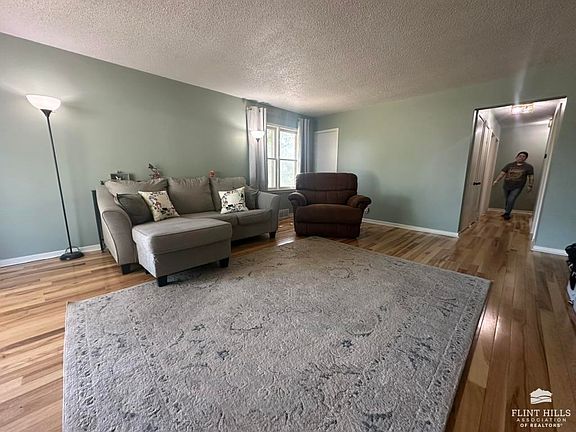 5th image of 320 W 14th St