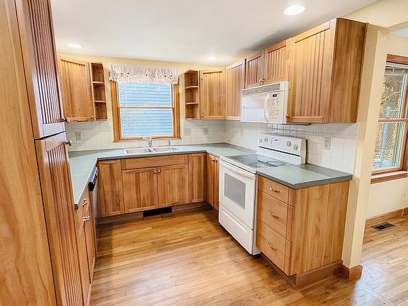 5th image of 136 Oak St