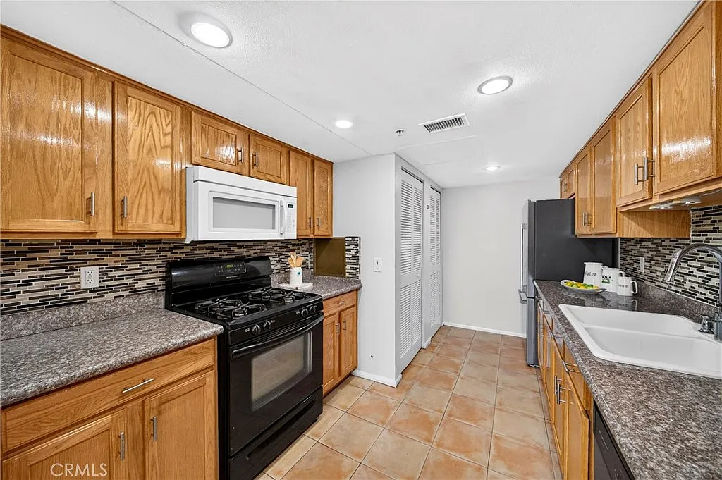 2 bed, 970 sqft, $2,700 — Photo 2