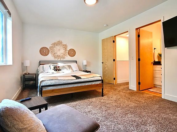 4th image of 829 S Main St #1