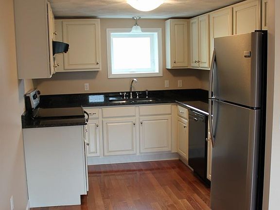 Kitchen w Granite & SS