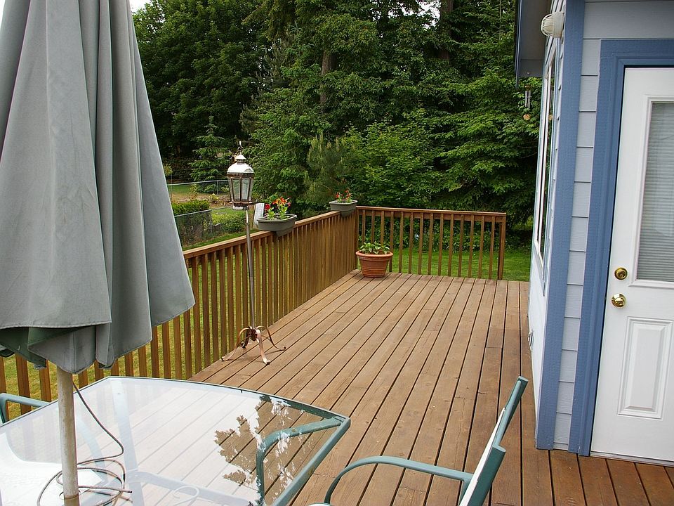 Deck off eating nook