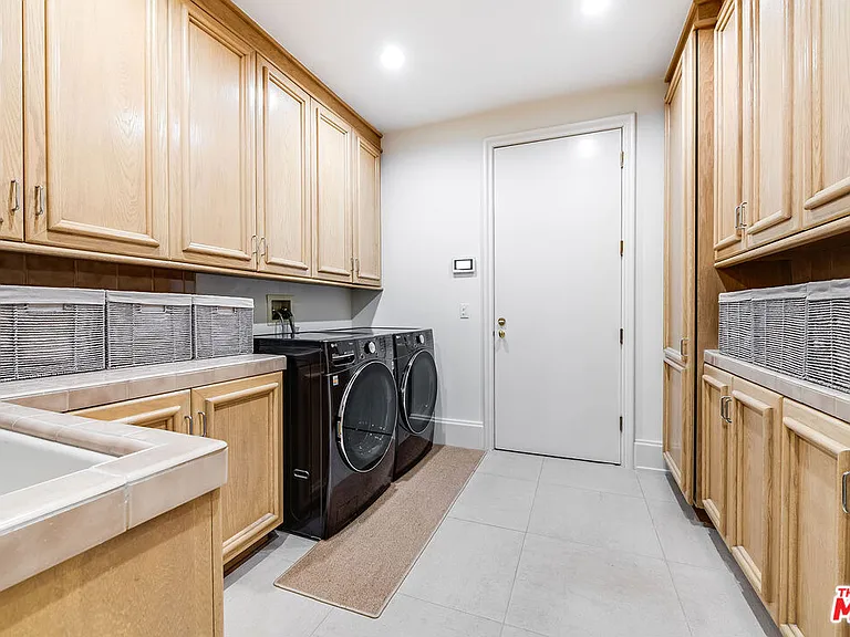 915 N Rexford Dr — Photo 45