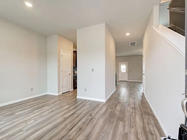1609 Maroon Dr — Photo 5