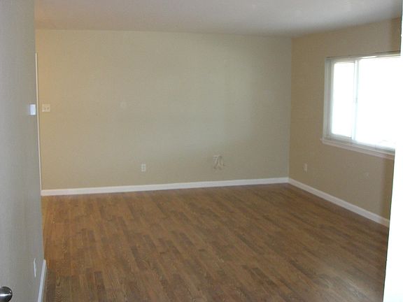 3rd image of 806 Martin Ct