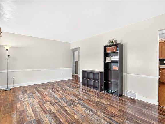 5th image of 250 Alder St