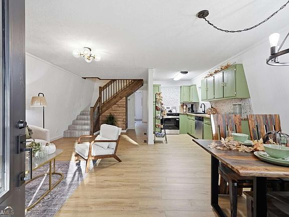 4th image of 375 Wilbanks St