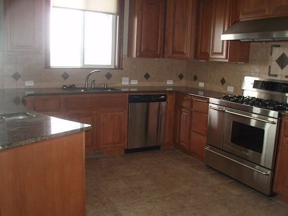 4th image of 919 N Dunbarton Oaks Ln