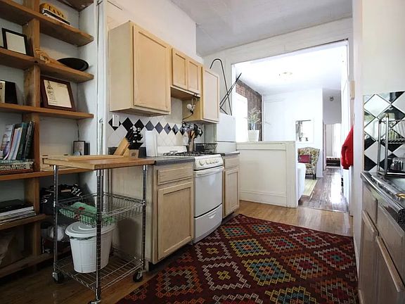 5th image of 985 Metropolitan Ave Unit 5