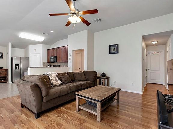 4th image of 221 Bloomsbury Dr
