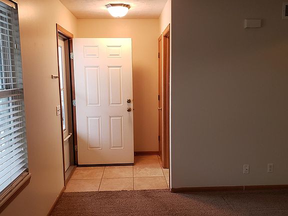 Livingroom / Front Entry