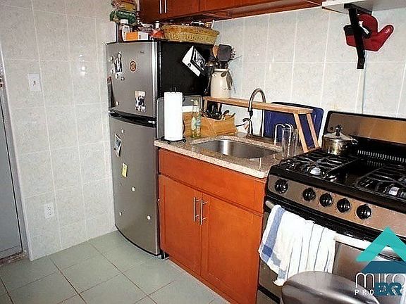 4th image of 124 Mott St APT 28