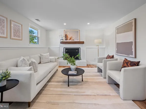 1359 Rock Chapel Rd, Herndon, VA 20170