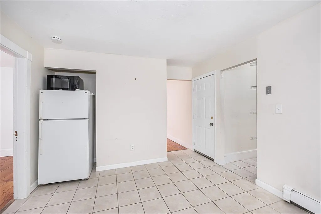 3 bed, 1.0 bath, 1100 sqft, $3,100 — Photo 3