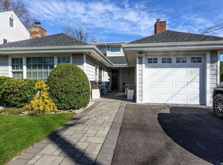 65 Muirfield Rd, Rockville Centre, NY 11570