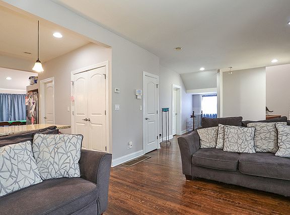 4th image of 3055 N Oak Park Ave