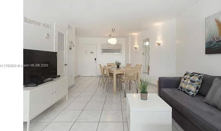 1881 Washington Ave #4D — Photo 2