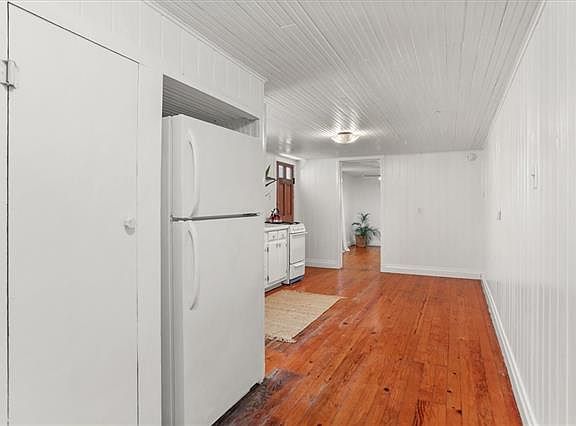 3rd image of 6038 Laurel St