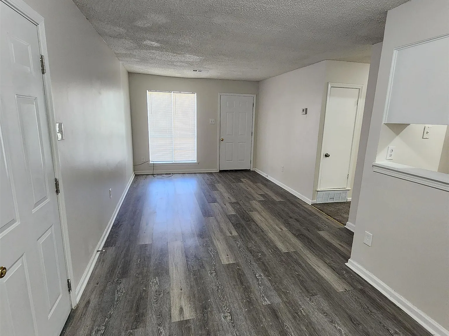 3 bed, 1.0 bath, 1046 sqft, $1,100 — Photo 3