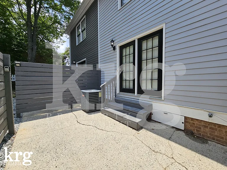 521 Tate St — Photo 15
