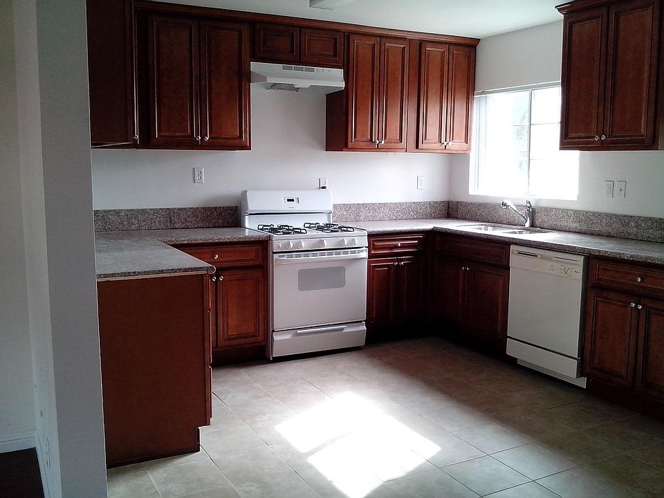 1st image of 13129 Oxnard St APT 06