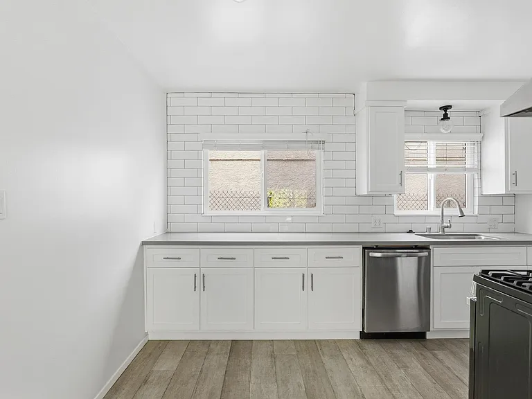 1676 Manning Ave — Photo 13