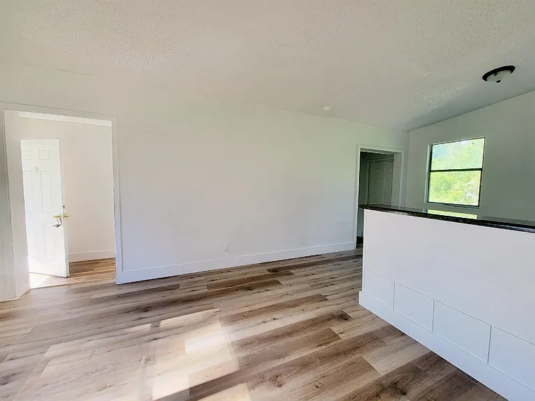 906 N Veterans Dr — Photo 17