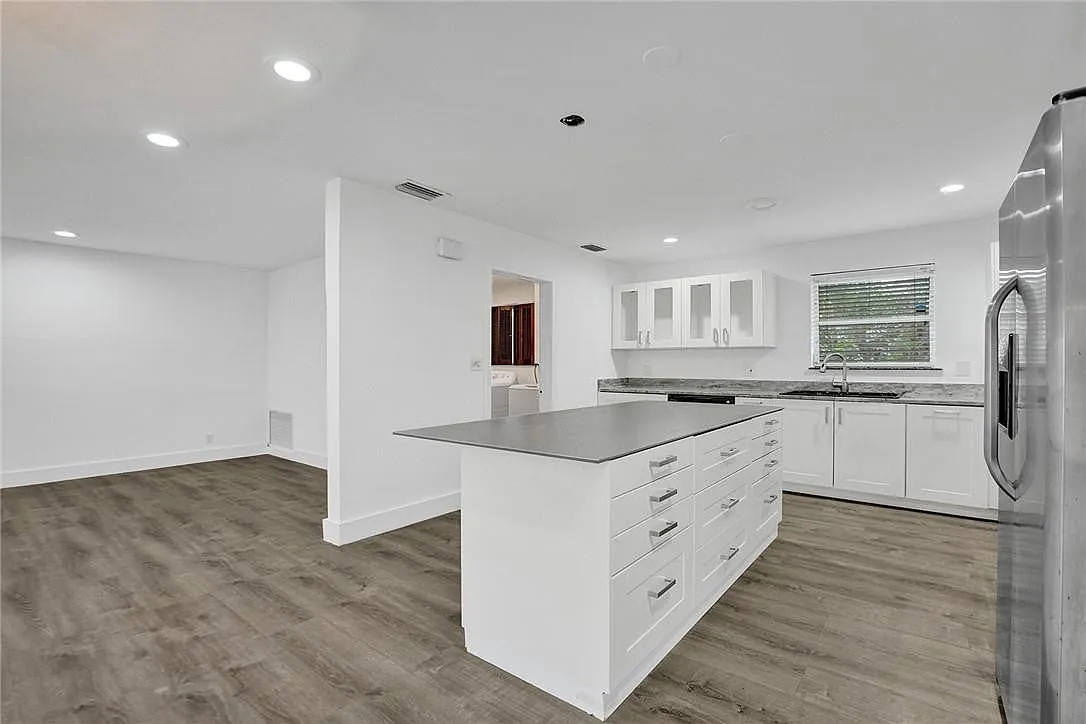 3 bed, 1979 sqft, $5,000 — Photo 3