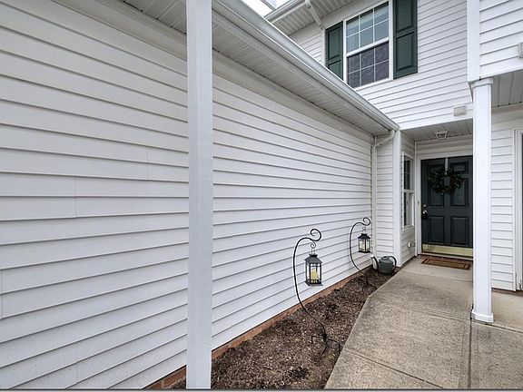 3rd image of 15704 Foxglove Ln