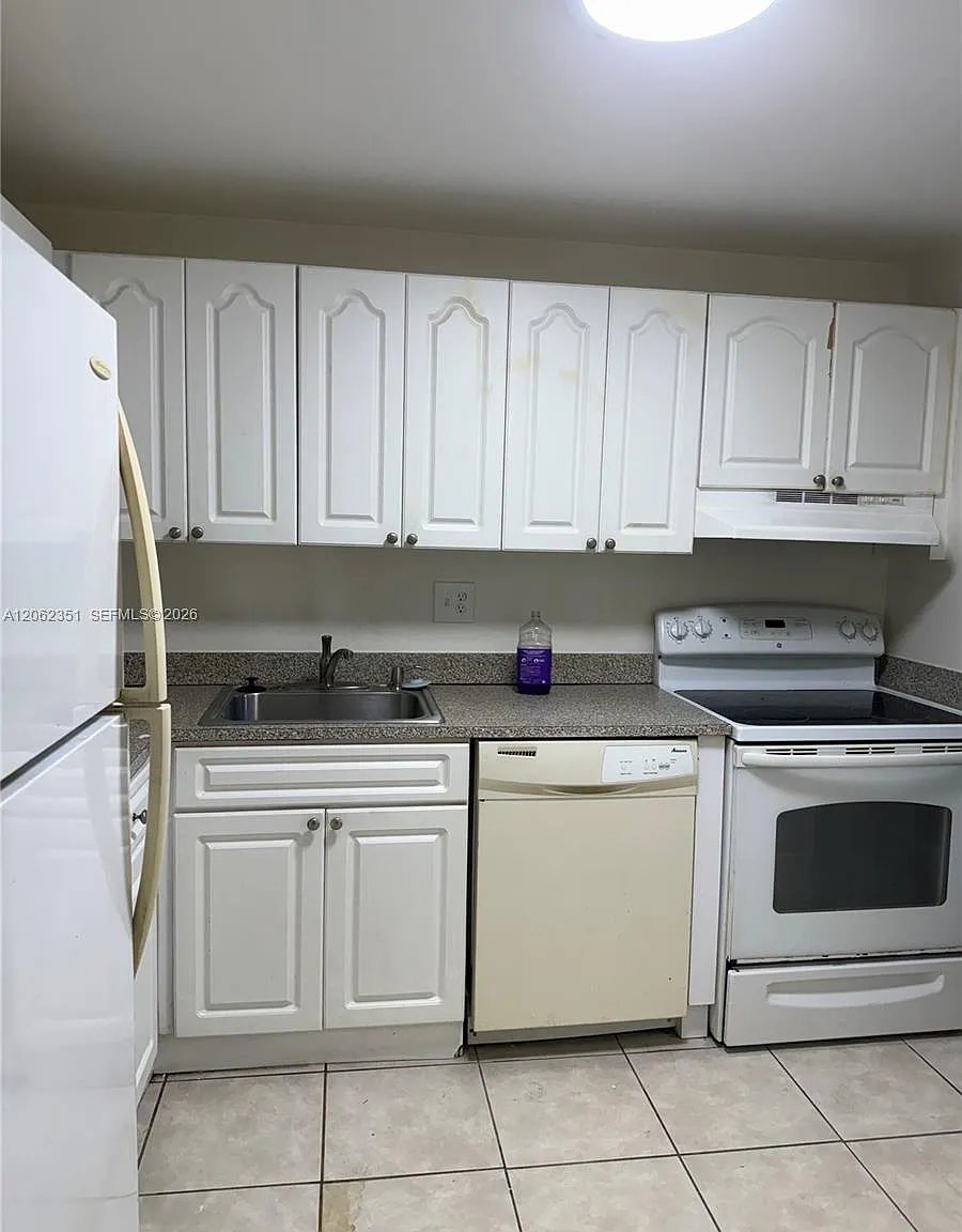 Versailles Gardens Condo — Photo 3
