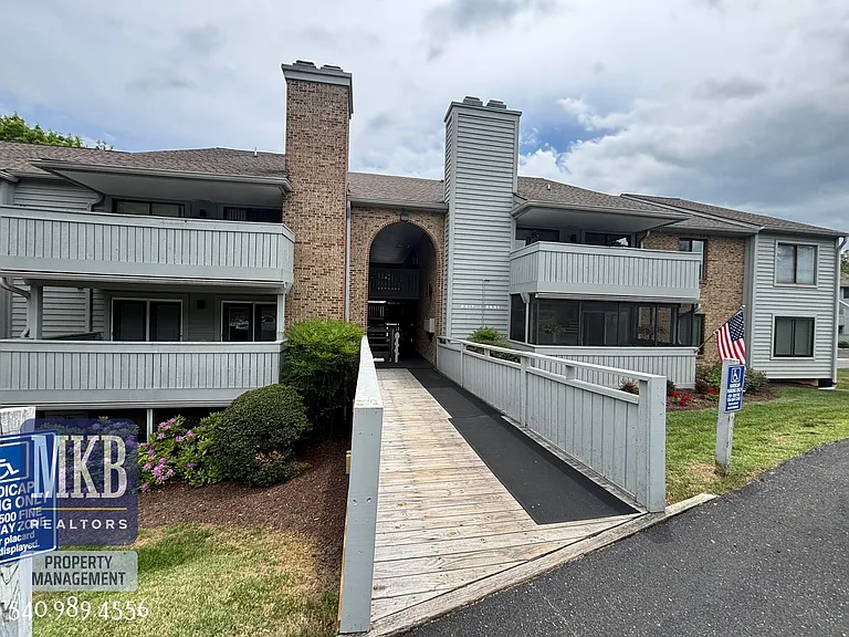 2527 Gatehouse Ln — Photo 2