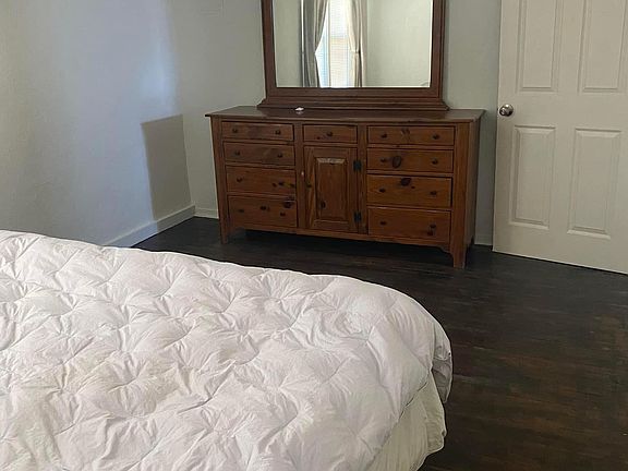 5th image of 627 Mission Ave NE