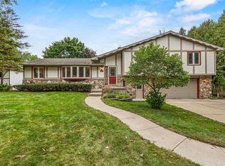 2570 Edgewood Ln, Green Bay, WI 54302