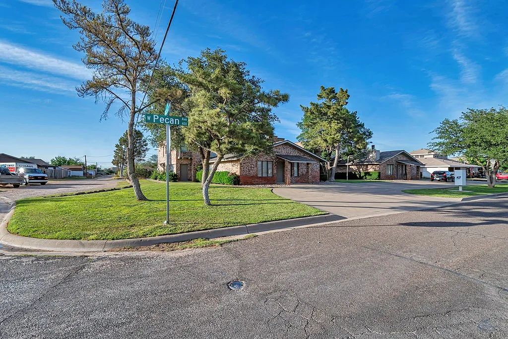 Building Photo - 424 W Pecan Ave #A